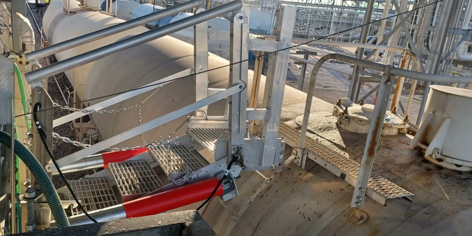 Apollo self-leveling gangway in railcar service