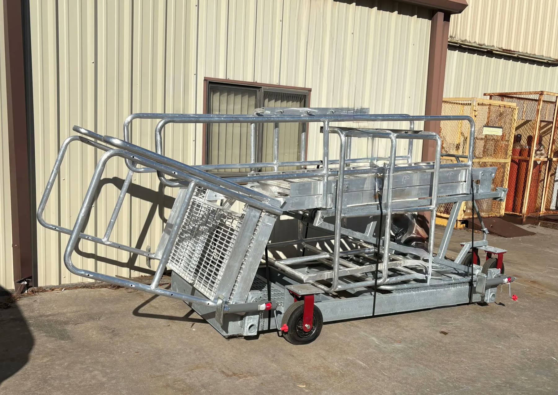 Mobile gangway unit folded down to its towable footprint