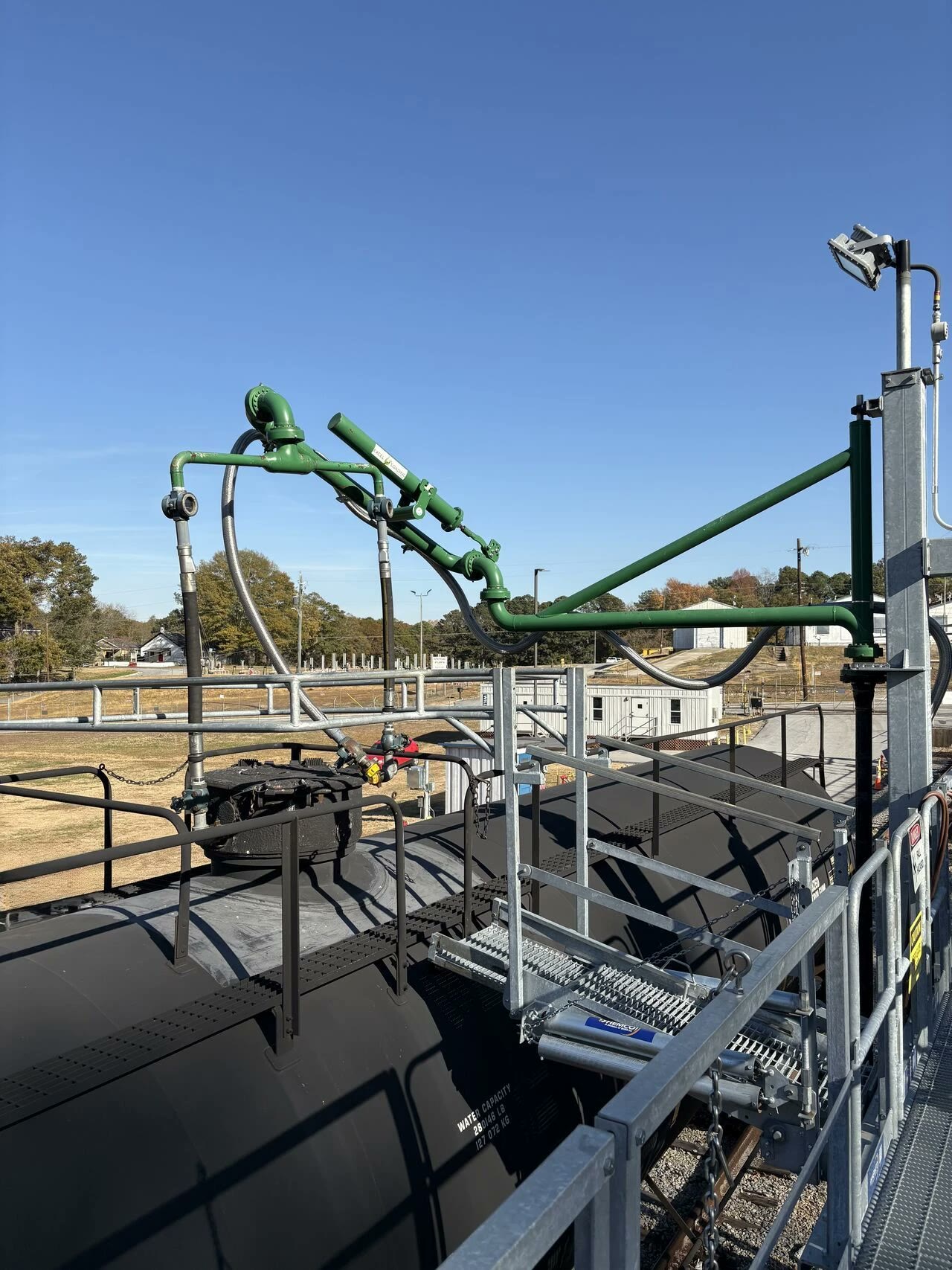 Telescoping flat-ramp spot gangway providing railcar top access